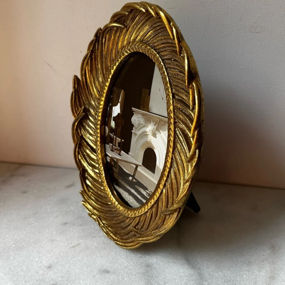 Gold Ornate Oval feather Picture Frame for 4x6” photo